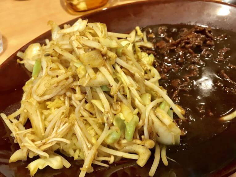 【閉店】みぼうじんカレー|野菜炒めが乗ったビーフカレー(新橋)