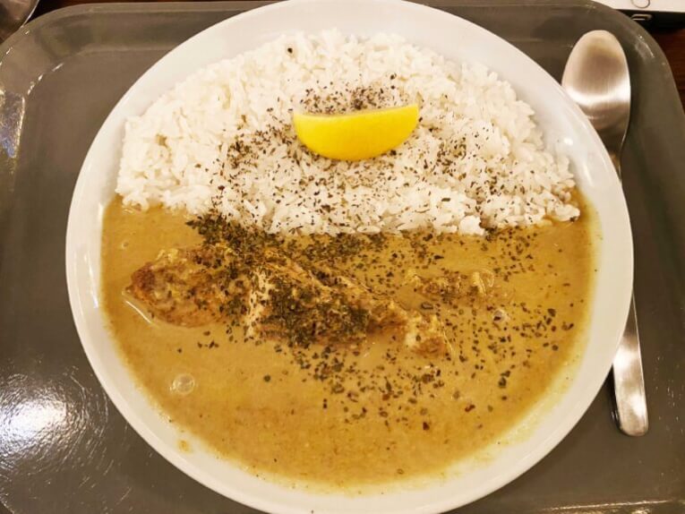スパイシーチキンカレー|almond hostel & cafe カフェラウンジ(代々木八幡)