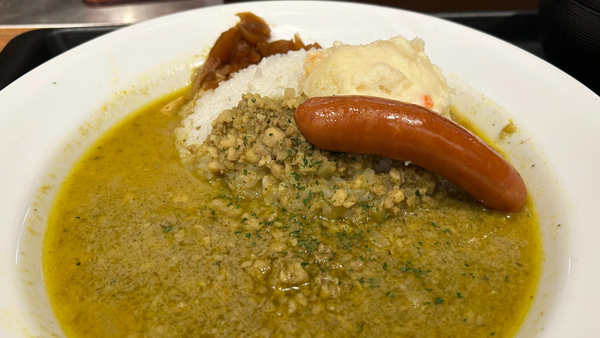 【松屋】新作「ドライグリーンカレー」実食レポ!グリーンカレー×キーマの”あいがけ”にソーセージ&ポテサラが反則級だった件|980円のわんぱく盛りの全貌