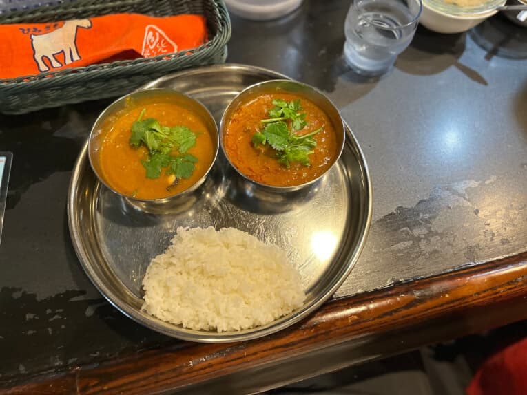 鶏肉と魚介の2種盛りカレー|大江カレー(高円寺)