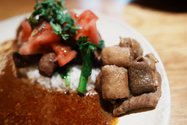 婁熊東京(ルクマトウキョウ)ホルモンカレー