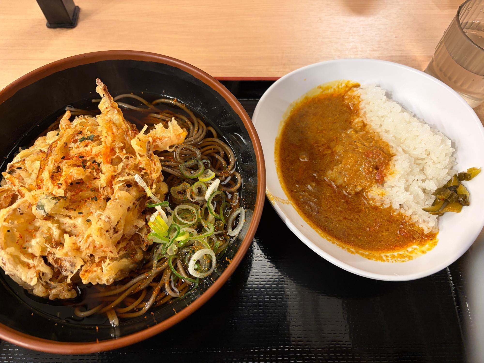 特大かき揚げと半よもだカレーセット 900円(税込)