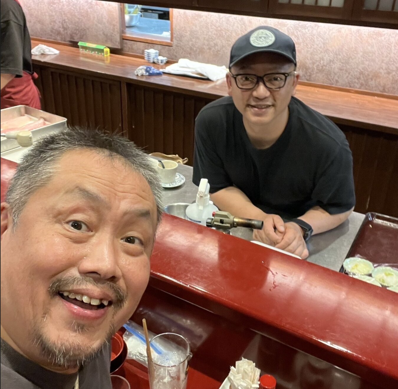 フレンチレストラン『ラトリエ ドゥ ノト』のシェフ・池端隼也さんと(河野氏より提供)