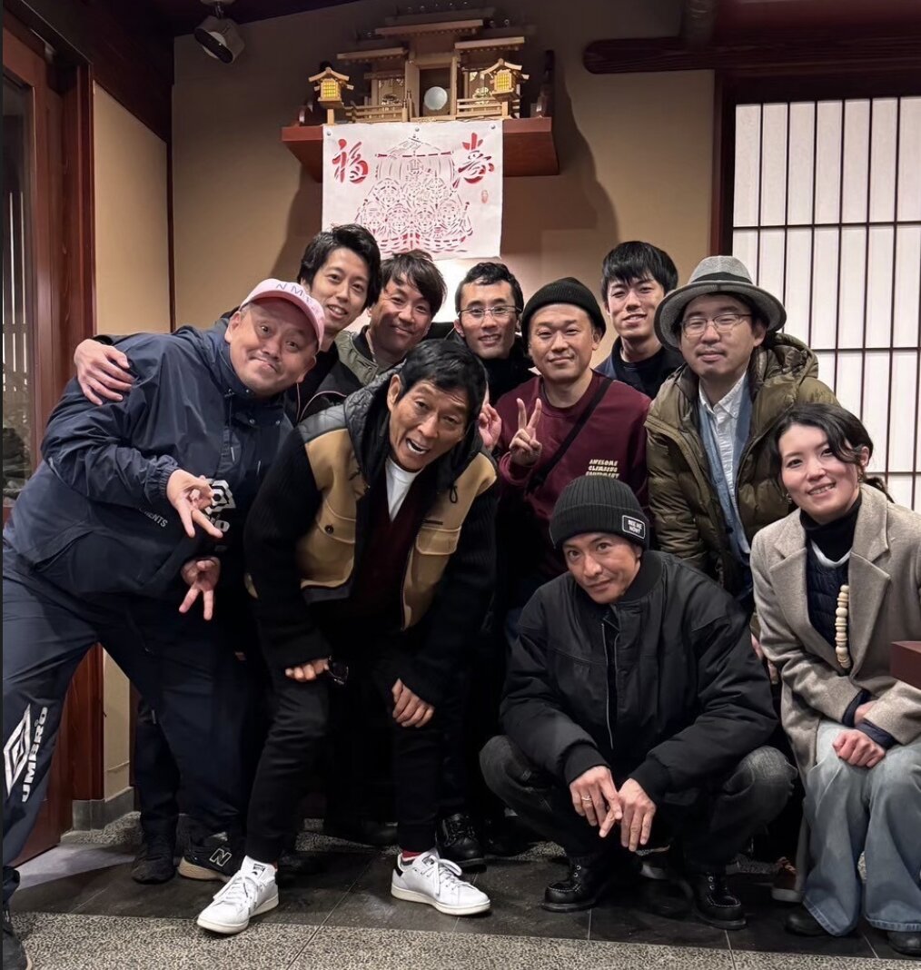 明石家さんまさん、木村拓哉さんと河野さんと、能登の皆様(河野氏より提供)
