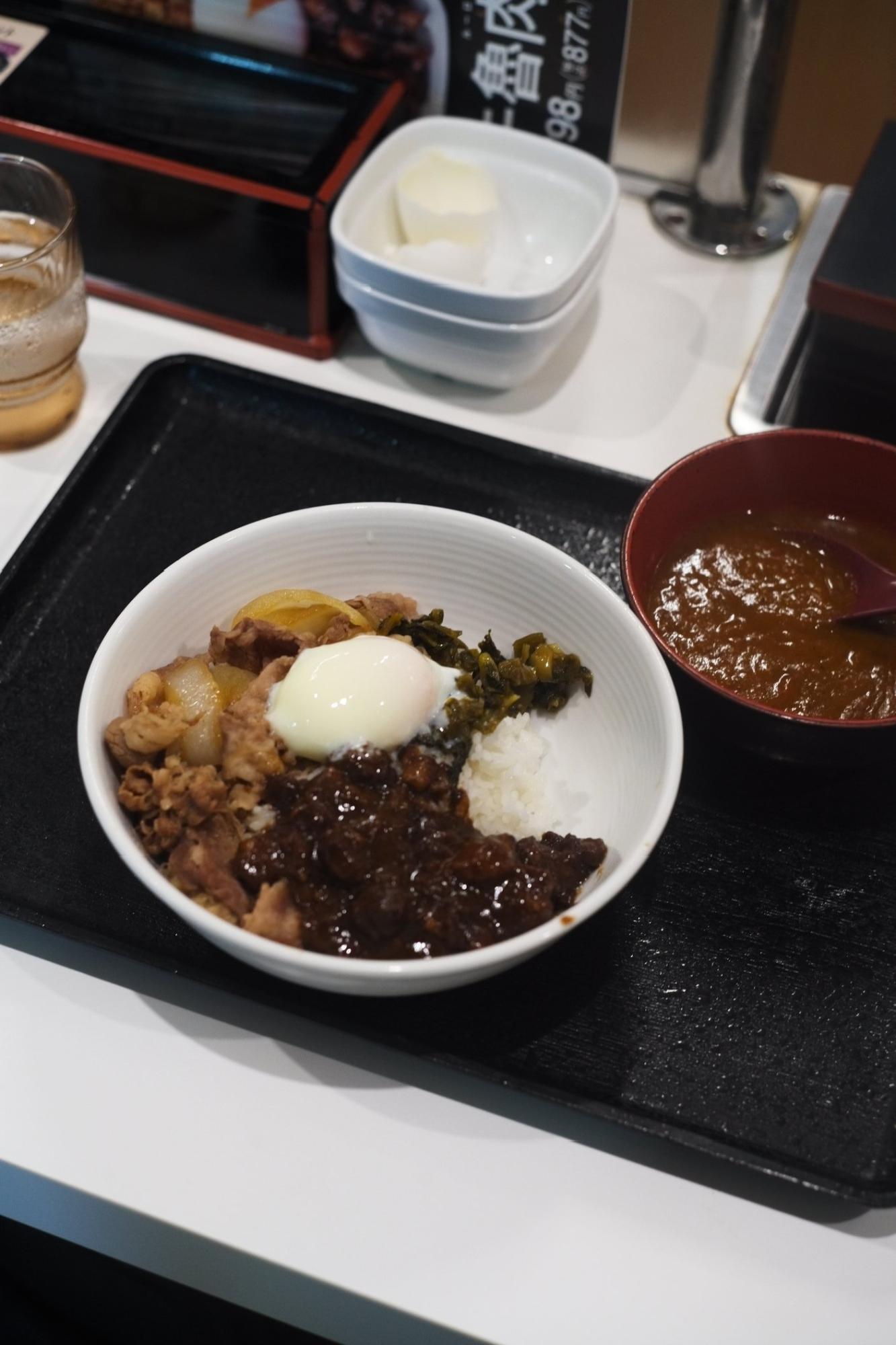 引き目で撮ると、悪くない?あいてるところはカレーいれるところなの?
